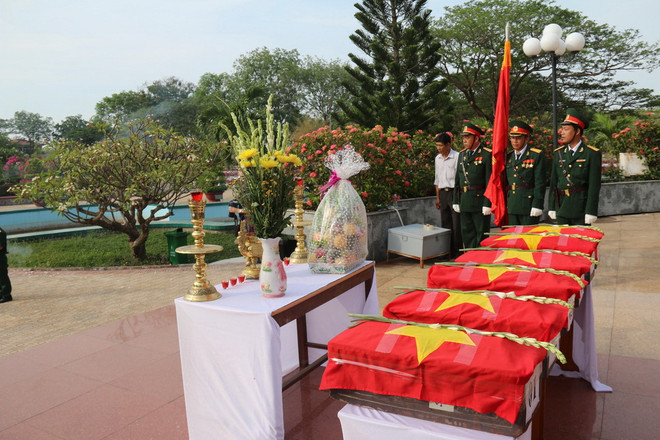 ​An táng 25 hài cốt liệt sỹ quân tình nguyện Việt Nam hy sinh tại Lào ảnh 1