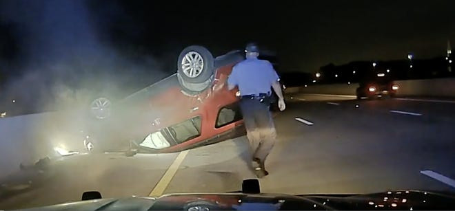 Phẫn nộ với video cảnh sát Mỹ đâm đụng khiến xe 'bà bầu' bị lật ảnh 1
