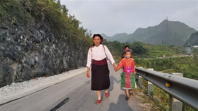 Học sinh vùng cao ở Hà Giang náo nức bước vào năm học mới ảnh 2