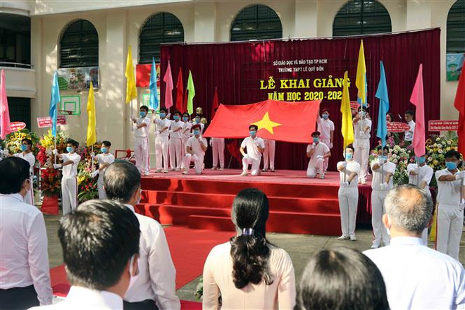 Học sinh Thành phố Hồ Chí Minh rộn ràng bước vào năm học mới ảnh 2