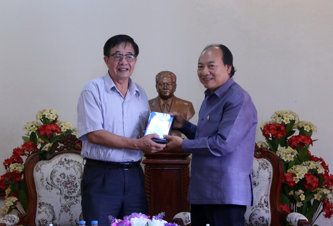 Bàn giao cho Lào bộ phim tài liệu "Chủ tịch Suphanouvong với Việt Nam" ảnh 1