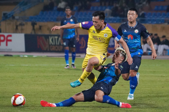 Chỉ một trong hai đội: Hà Nội FC (áo vàng) hoặc MerryLand Quy Nhơn Bình Định còn cơ hội bám đuổi Thép Xanh Nam Định sau vòng đấu thứ 24. (Ảnh: Việt Anh/Vietnam+) vnp_hanoibinhdinh_04.jpg