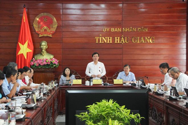 Đoàn giám sát Hội đồng Nhân dân tỉnh Hậu Giang làm việc với Ủy ban Nhân dân tỉnh về công tác xây dựng xã nông thôn mới, nông thôn mới nâng cao. (Ảnh: Hồng Thái/TTXVN) ttxvn_doan giam sat 3.jpg