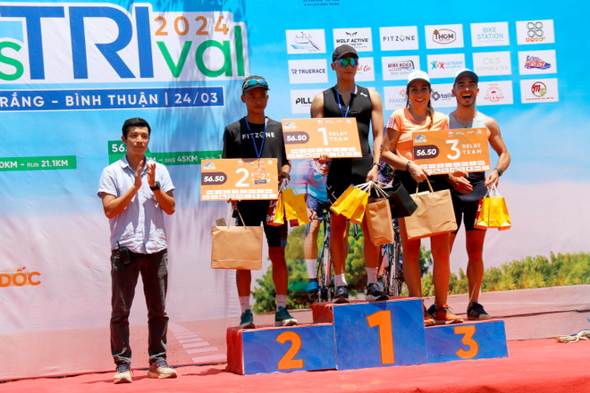 Trao giải cho các vận động viên đạt thành tích tại Giải đấu 3 môn phối hợp - VietNam FesTRIval Bình Thuận 2024. (Ảnh: Nguyễn Thanh/TTXVN) ttxvn_giai dau Festrival 2.jpg