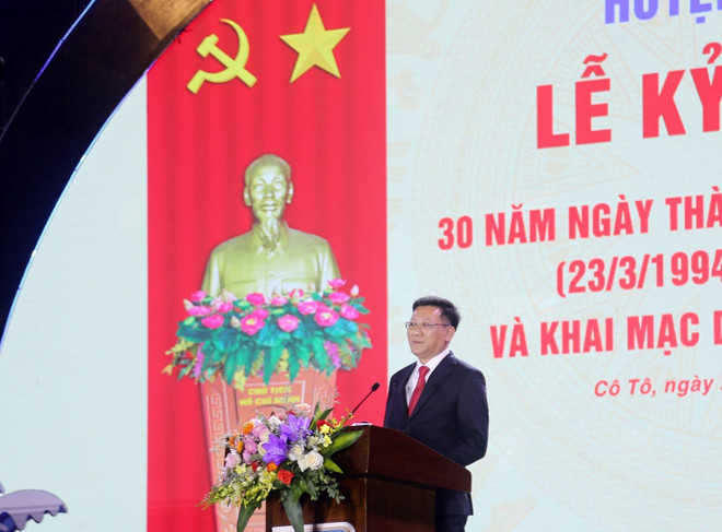 Ông Nguyễn Việt Dũng, Bí thư Huyện ủy, Chủ tịch Ủy ban Nhân dân huyện Cô Tô đọc diễn văn. (Ảnh: Thanh Vân/TTXVN) ttxvn_co to 1.jpg