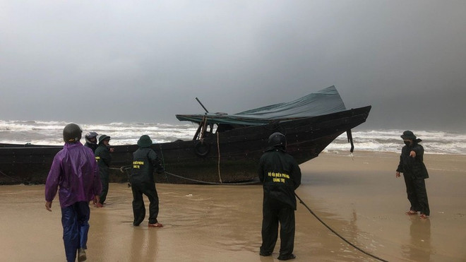 Phát hiện thuyền gỗ không người trôi dạt vào bờ biển Quảng Trị ảnh 1