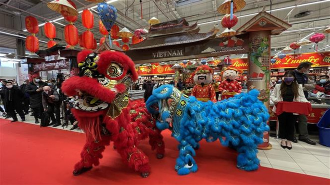 Múa lân khai trương Tuần lễ Tết nguyên đán Việt Nam tại Carrefour Ormesson. (Ảnh: Thu Hà/TTXVN) Hệ thống siêu thị Carrefour tại Pháp lần đầu tổ chức lễ hội Tết Việt ảnh 1
