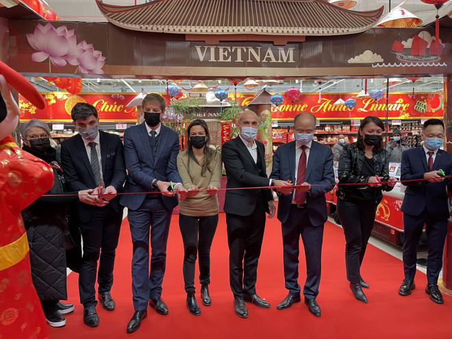 Đại sứ Việt Nam tại Pháp cùng lãnh đạo Tập đoàn Carrefour và thành phố Ormesson cắt băng khai trương Tuần lễ Tết Nguyên đán Việt Nam tại chuỗi siêu thị Carrefour. (Ảnh: Thu Hà/TTXVN) Hệ thống siêu thị Carrefour tại Pháp lần đầu tổ chức lễ hội Tết Việt ảnh 2