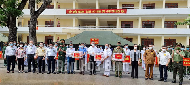 Lãnh đạo tỉnh Hòa Bình tặng quà cho lực lượng thực binh triển khai thực hiện bệnh viện dã chiến. (Nguồn: Báo Hòa Bình) Hòa Bình tổ chức diễn tập khu vực phòng thủ và chống khủng bố ảnh 1