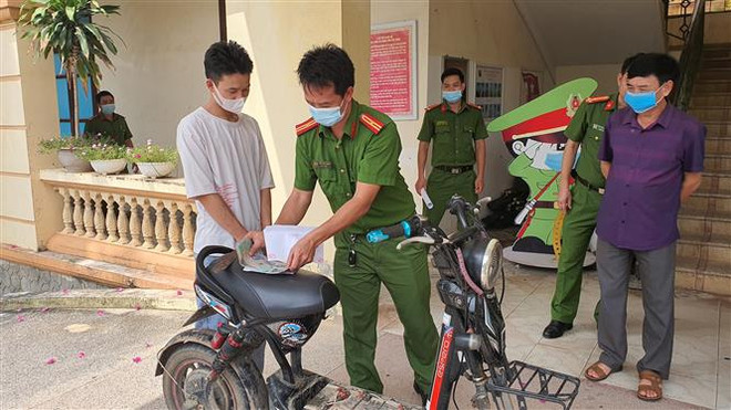 Đối tượng Hoàng Sỹ Toàn, sinh năm 2004, ở thôn Đồng Bùa, xã Tam Quan, huyện Tam Đảo. (Ảnh: Nguyễn Trọng Lịch/TTXVN) Bắt giữ đối tượng thực hiện gần chục vụ trộm cắp tại Vĩnh Phúc ảnh 1