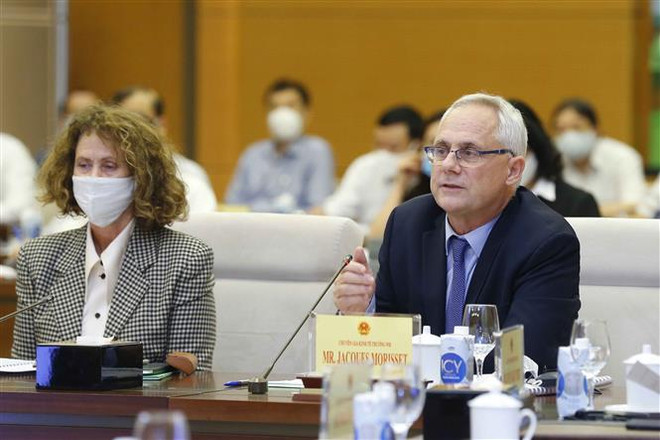 Ông Jacques Morisset, Chuyên gia Kinh tế trưởng của Ngân hàng Thế giới tại Việt Nam phát biểu. (Ảnh: Doãn Tấn/TTXVN) Khắc phục 'rủi ro kép' về kinh tế-xã hội, đẩy nhanh tiêm chủng ảnh 2