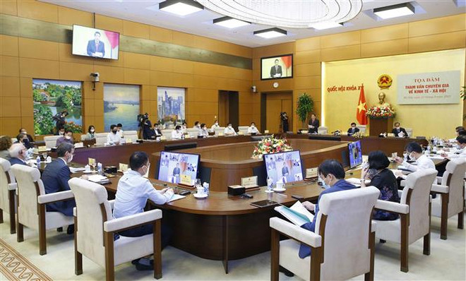 Quang cảnh tọa đàm. (Ảnh: Doãn Tấn/TTXVN) Khắc phục 'rủi ro kép' về kinh tế-xã hội, đẩy nhanh tiêm chủng ảnh 3
