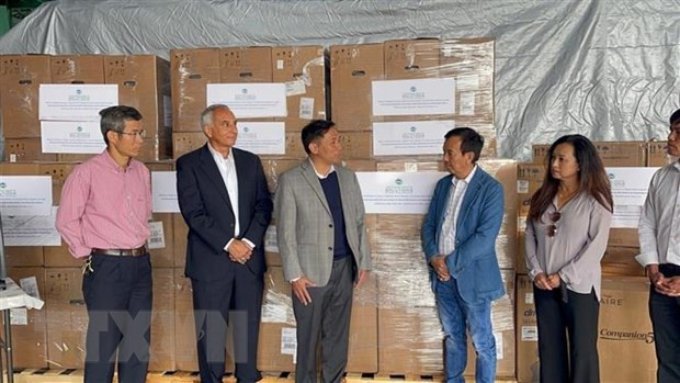 Ông David Dương, kiều bào Mỹ, Chủ tịch Công ty California Waste Solutions (CWS) trao tặng 250 máy trợ thở oxy cho Việt Nam. (Ảnh: TTXVN/phát) Nâng cao hiệu quả công tác về người Việt Nam ở nước ngoài ảnh 3