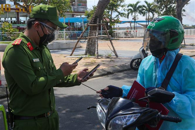 Đà Nẵng kết hợp dữ liệu tiêm chủng vào mã QR khai báo y tế kiểm soát người dân tại các điểm đến đông người. (Ảnh minh họa: Trần Lê Lâm/TTXVN) Đà Nẵng kết hợp dữ liệu tiêm chủng vào mã QR khai báo y tế ảnh 1
