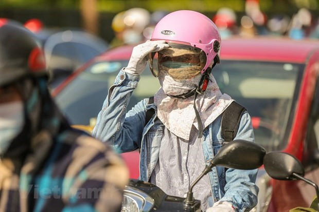 Các tỉnh từ Nghệ An đến Phú Yên nắng nóng, có nơi trên 37 độ C ảnh 1
