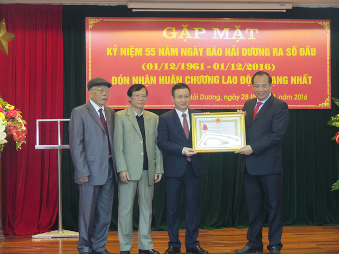 Ủy viên Trung ương Đảng, Bí thư Tỉnh ủy Hải Dương Nguyễn Mạnh Hiển trao Huân chương Lao động hạng Nhất cho tập thể báo Hải Dương. (Ảnh: Mạnh Minh/TTXVN) Báo Hải Dương kỷ niệm 55 năm ngày chính thức ra số đầu tiên ảnh 1