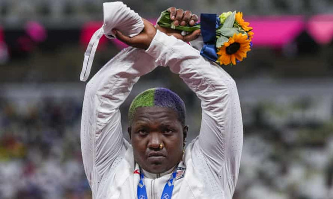 VĐV Mỹ có thể bị phạt vì vi phạm trên bục nhận huy chương ảnh 1