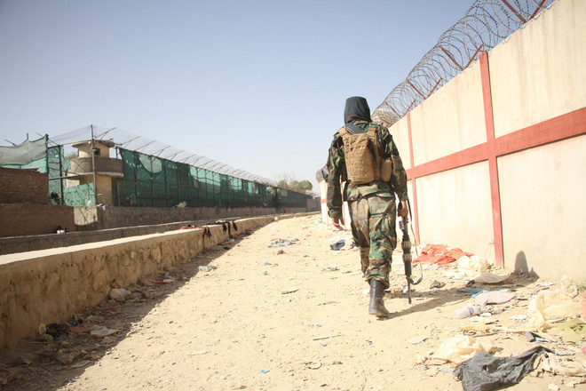 Lực lượng Taliban gác tại hiện trường vụ đánh bom liều chết bên ngoài sân bay Kabul, Afghanistan, ngày 27/8/2021. (Ảnh: THX/ TTXVN) Taliban đã chuẩn bị sẵn sàng để tiếp quản sân bay quốc tế ở Kabul ảnh 1