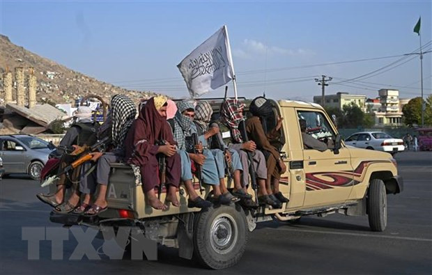 Các tay súng Taliban tuần tra trên đường phố ở Kabul, Afghanistan, ngày 23/8/2021. (Ảnh: AFP/TTXVN) Taliban khẳng định sẽ trấn áp các cuộc tấn công của IS ảnh 1