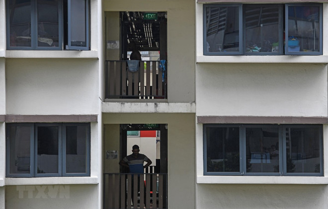 Một khu nhà ở của người lao động nước ngoài tại Singapore. (Ảnh: AFP/TTXVN) Dịch COVID-19: Singapore bắt đầu thí điểm cách ly bệnh nhân tại nhà ảnh 1
