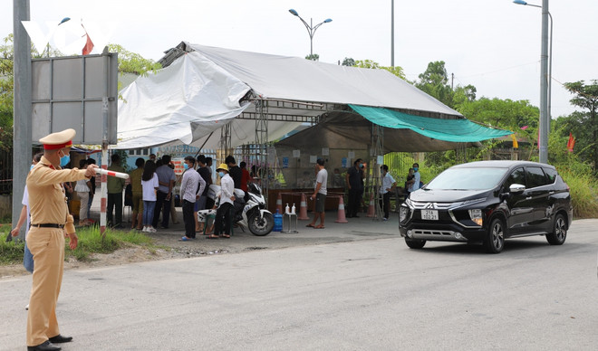 Phát hiện nhiều vụ ôtô chở người trốn chốt kiểm dịch trên cao tốc ảnh 1