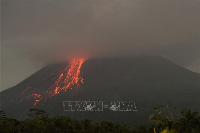Indonesia: Núi lửa Merapi phun tro bụi bay xa tới 3,5km ảnh 1