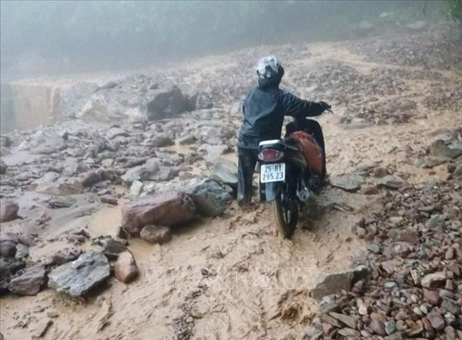 Sạt lở trên quốc lộ 4H, chia cắt giao thông 2 tỉnh Lai Châu, Điện Biên ảnh 1