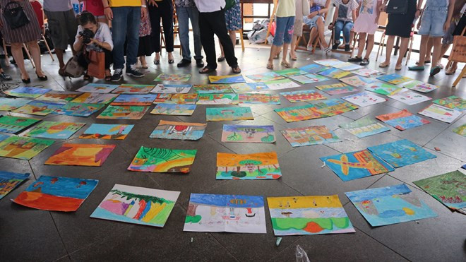 Cùng khám phá thế giới với các em nhỏ đam mê nghệ thuật ảnh 1