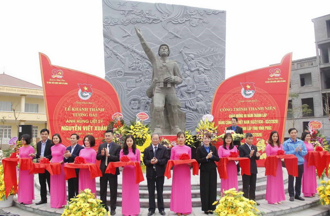 Khánh thành công trình Tượng đài Anh hùng liệt sỹ Nguyễn Viết Xuân ảnh 1