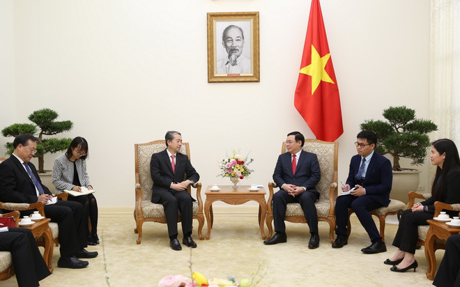 Phó Thủ tướng Vương Đình Huệ tiếp Đại sứ Hùng Ba. (Ảnh: Dương Giang/TTXVN) Phó Thủ tướng Vương Đình Huệ tiếp Đại sứ Trung Quốc Hùng Ba ảnh 1