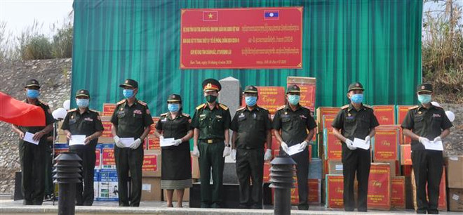 Trao vật tư y tế phòng chống dịch COVID-19 cho lực lượng Bộ Chỉ huy Quân sự 2 tỉnh Champasack và Attapeu (nước Cộng hòa Dân chủ Nhân dân Lào). (Ảnh: Cao Nguyên/TTXVN) Hỗ trợ vật tư y tế cho các địa phương của Lào chống dịch COVID-19 ảnh 1