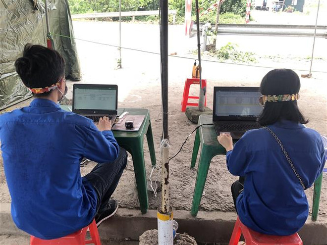 'Tai giả' được đoàn viên, thanh niên nhiệt tình hưởng ứng sử dụng. (Ảnh: TTXVN) Phòng, chống dịch COVID-19: Nhiều sáng kiến đơn giản mà hiệu quả ảnh 1
