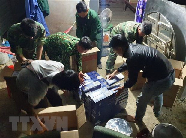 Một vụ buôn lậu thuốc lá bị phát hiện. (Nguồn: TTXVN) Phòng dịch COVID-19 vẫn không lơ là đấu tranh chống buôn lậu ảnh 1