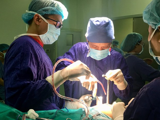 Thay khớp háng thành công cho cụ bà 85 tuổi bị suy thận mãn ảnh 1