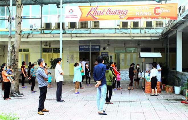 Gian hàng 0 đồng tại Bệnh viện Sản nhi Nghệ An. (Ảnh: Tá Chuyên/TTXVN) Gian hàng '0 đồng' giúp đỡ bệnh nhi trong mùa dịch COVID-19 ảnh 2