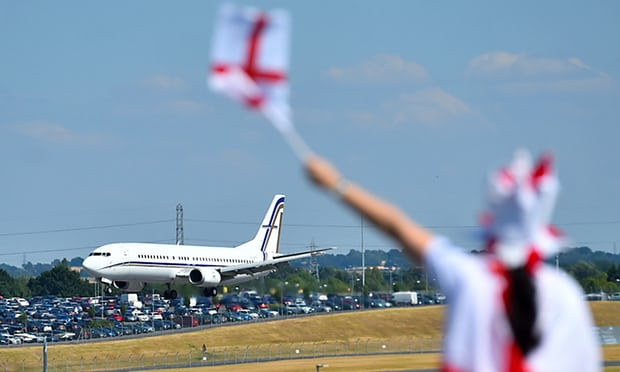 Hàng nghìn người đón tuyển Bỉ, trong khi chỉ 400 fan đón tuyển Anh ảnh 2