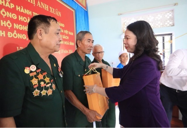 Phó Chủ tịch nước Võ Thị Ánh Xuân tặng quà người dân xóm Sống, xã Vĩnh Đồng, huyện Kim Bôi. (Ảnh: Trọng Đạt/TTXVN) ttxvn_huyen kim boi 2.jpg