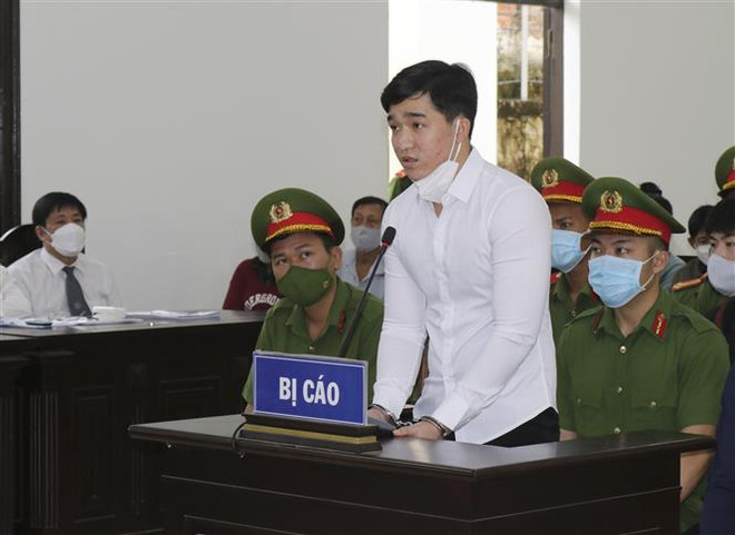 Bị cáo Đường Lê Hồng Khoa tại phiên tòa. (Ảnh: Nguyễn Thành/TTXVN) Ninh Thuận: Nhóm đối tượng chém người trong club nhận án tù ảnh 1