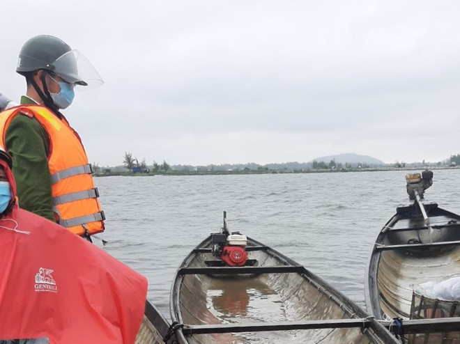 Thừa Thiên-Huế: Thấy thi thể người chồng trong vụ lật ghe ở Cầu Hai ảnh 1
