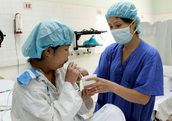 Đại tướng Ngô Xuân Lịch thăm Bệnh viện hữu nghị Việt Đức ảnh 1