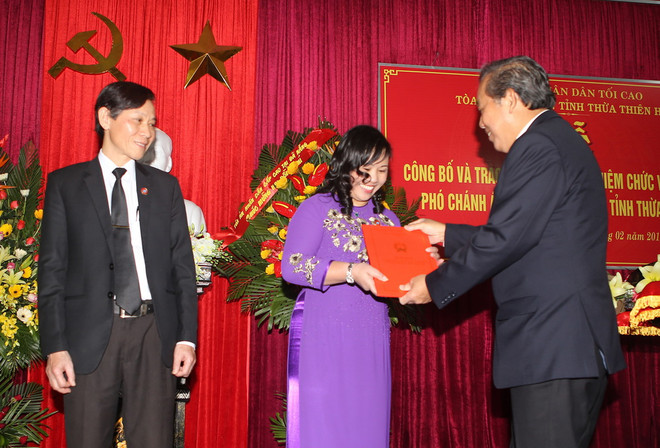 Trao quyết định bổ nhiệm Chánh án Tòa án tỉnh Thừa Thiên-Huế ảnh 1
