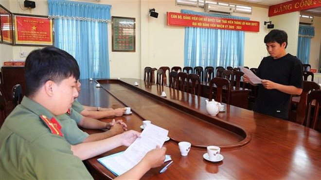 Nguyễn Hữu Thủy nhận quyết định xử phạt hành chính về hành vi tung tin sai sự thật về bệnh COVID-19. (Ảnh: Thanh Tân/TTXVN) Tây Ninh xử phạt các đối tượng tung tin xuyên tạc về COVID-19 ảnh 1