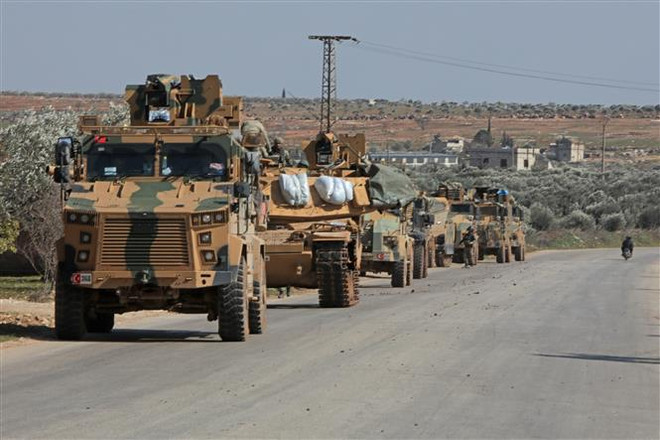 Đoàn xe quân sự Thổ Nhĩ Kỳ tiến vào khu vực phía Đông thành phố Idlib, Syria ngày 20/2/2020. (Ảnh: AFP/TTXVN) Syria: Liên hợp quốc kêu gọi ngừng bắn 'ngay lập tức' tại Idlib ảnh 1
