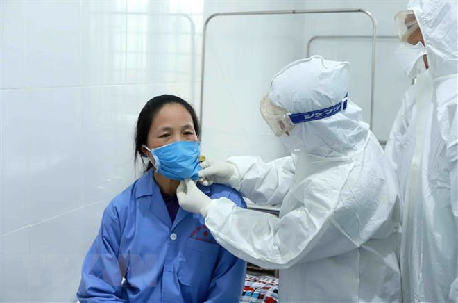 Bác sỹ Đội cơ động Bệnh viện Bạch Mai (Hà Nội) thăm khám cho bệnh nhân tại Trung tâm y tế huyện Bình Xuyên, Vĩnh Phúc. (Ảnh: Hoàng Hùng/TTXVN) Bộ Y tế Mỹ đánh giá Việt Nam chống dịch bệnh COVID-19 hiệu quả ảnh 1