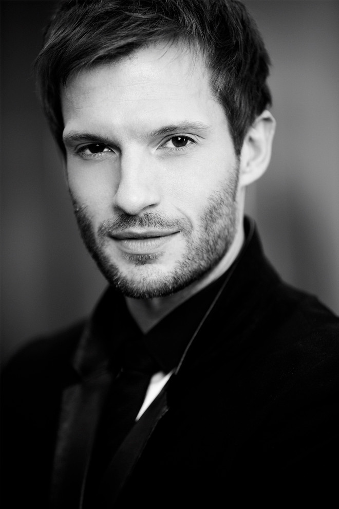 Chuyên gia hàng đầu thế giới trực tiếp làm tóc cho 90 người mẫu Việt ảnh 2