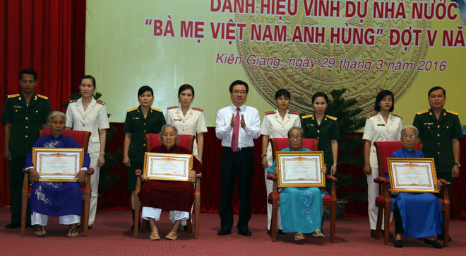 Phong tặng, truy tặng danh hiệu cho 184 Mẹ Việt Nam anh hùng ảnh 1