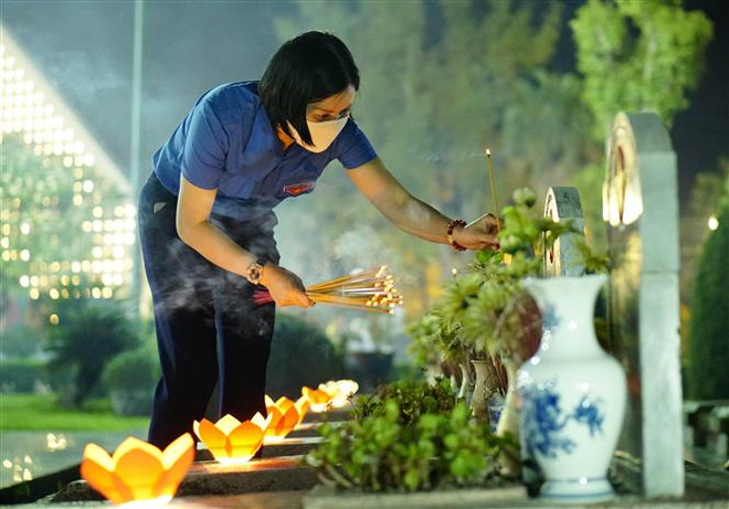Thắp nến tri ân các liệt sỹ nhân kỷ niệm chiến thắng Điện Biên Phủ ảnh 1