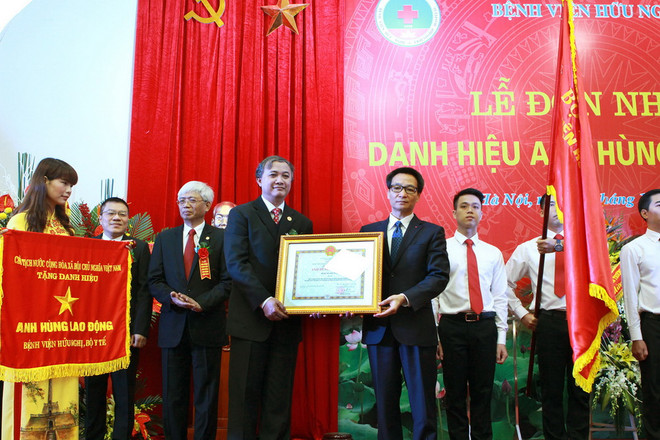 Bệnh viện Hữu nghị đón nhận danh hiệu Anh hùng Lao động ảnh 1
