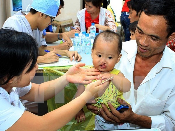 Ảnh minh họa. (Nguồn: TTXVN) Bác sỹ Việt Nam-Hoa Kỳ thực hiện phẫu thuật chỉnh hình nhân đạo ảnh 1