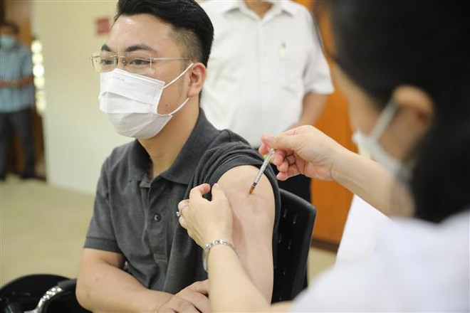 Tiêm vaccine ngừa COVID-19 mũi nhắc lại. (Nguồn: TTXVN) Ngày 22/7, ghi nhận 1 ca tử vong do COVID-19 tại tỉnh Tây Ninh ảnh 1